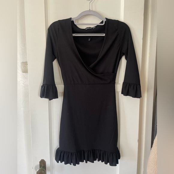 Boohoo Dresses & Skirts - Black Boohoo flare sleeve dress size 4